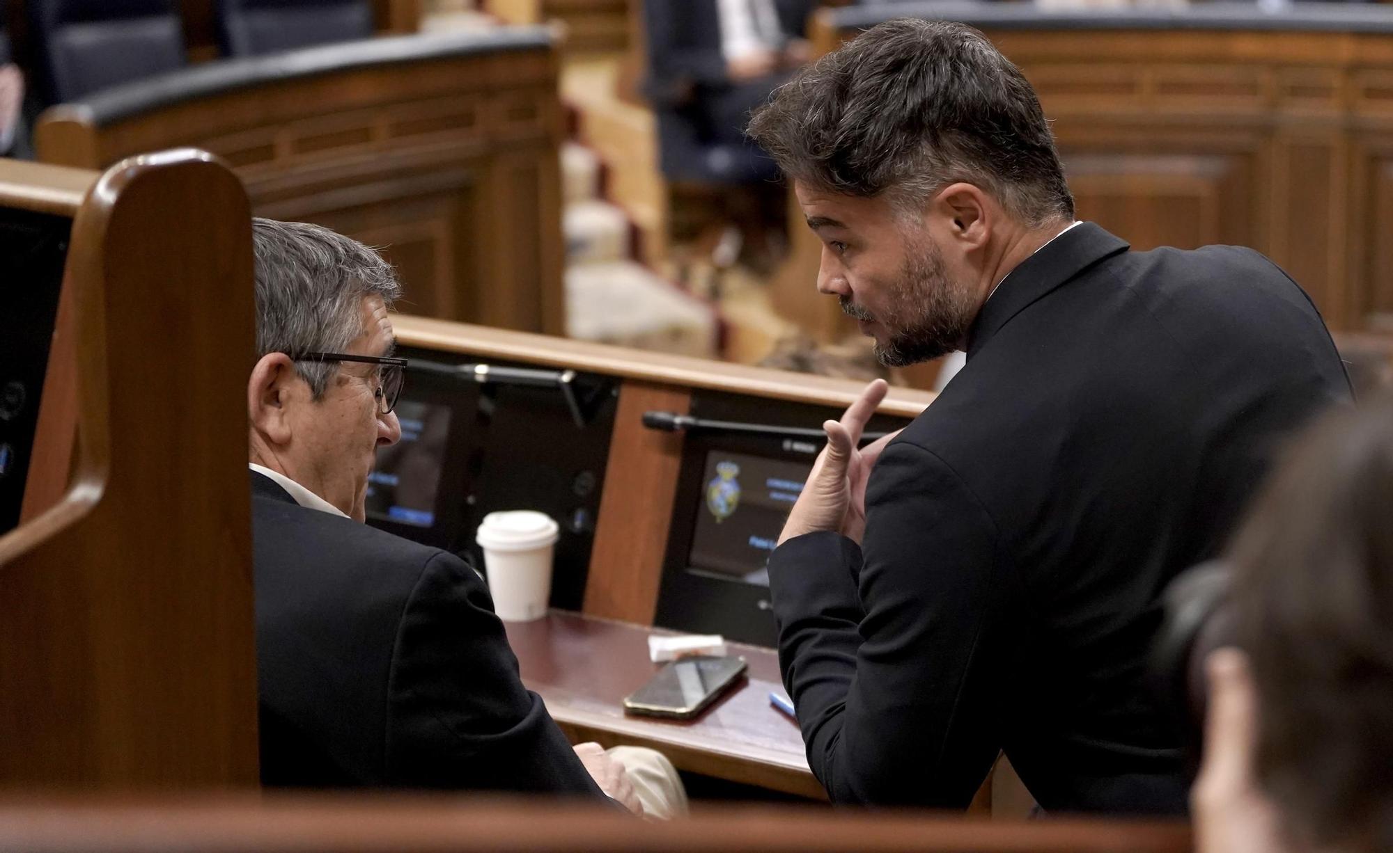 Patxi López y Gabriel Rufián en el pleno de aprobación definitiva de la ley de amnistía en el Congreso de los Diputados