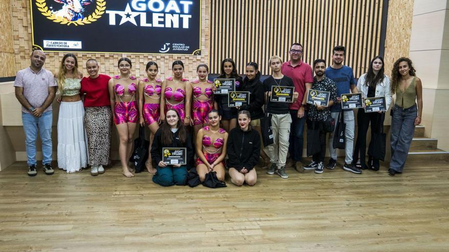 Foto de familia de los finalistas con miembros del Jurado al finalizar el concurso.