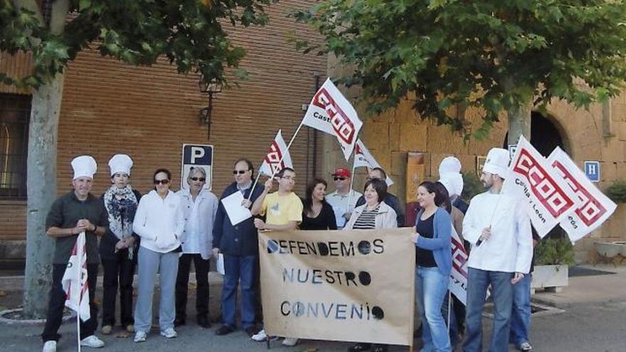 Trabajadores del Fernando II y sindicalistas en una de las últimas concentraciones a las puertas del parador.