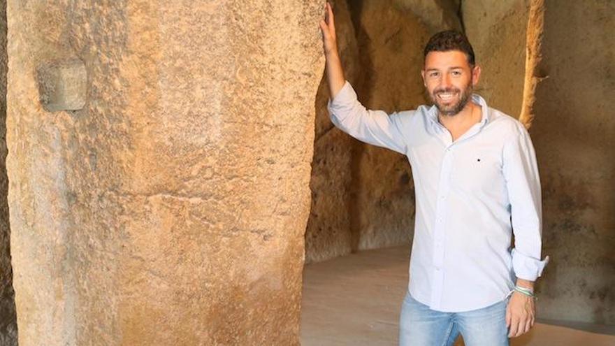 Juan Rosas, en el interior del dolmen de Menga.