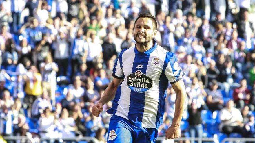 Florin Andone festeja con rabia uno de sus dos goles del pasado sábado a Las Palmas con los que alcanzó la docena al cierre liguero.