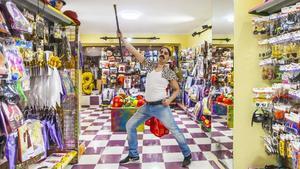 En la nueva tienda Carnavalife, te puedes disfrazar de Freddie Mercury.