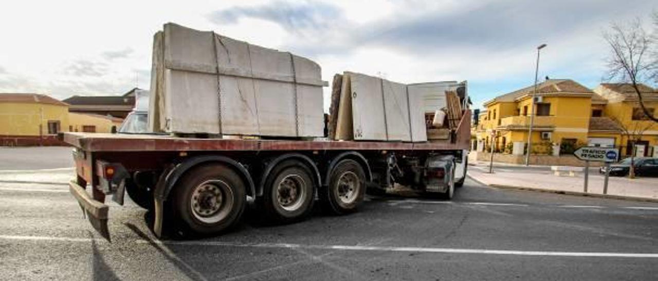 Pinoso espera 15 años un vial que evite el paso de 200 camiones de mármol al día