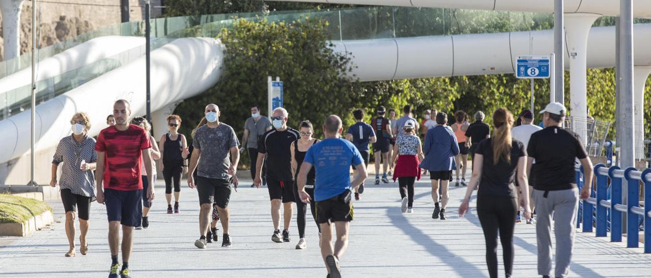 Caminar y hacer deporte es vital para mantenerse en forma. Foto de Álex Domínguez