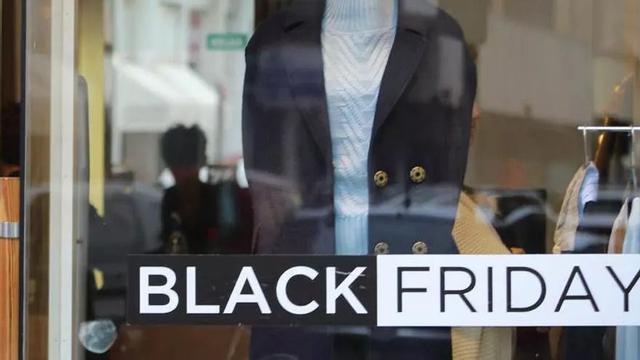 Imagen de archivo de un escaparate de una tienda con el cartel de Black Friday.