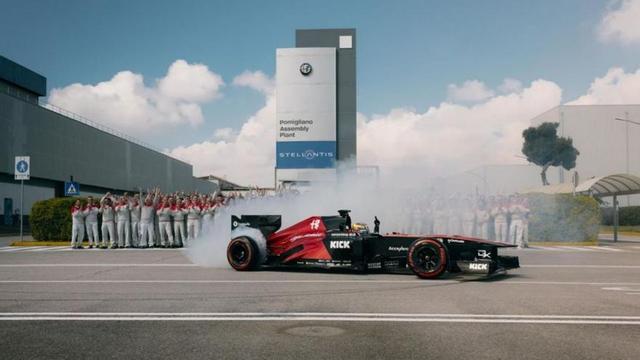 La planta de Pomigliano durante la celebración del 113 aniversario de Alfa Romeo.