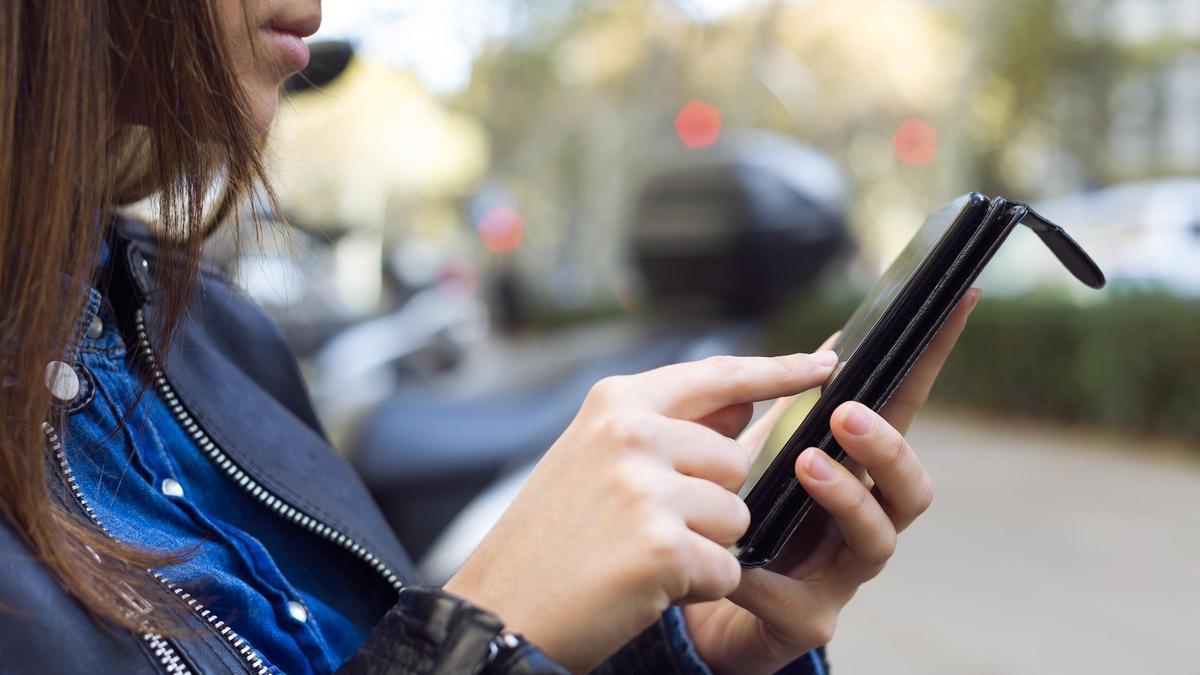 Personas mirando el movil.