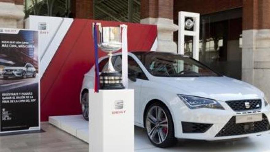 Una imagen de un Seat Ibiza con el trofeo de la Copa del Rey.