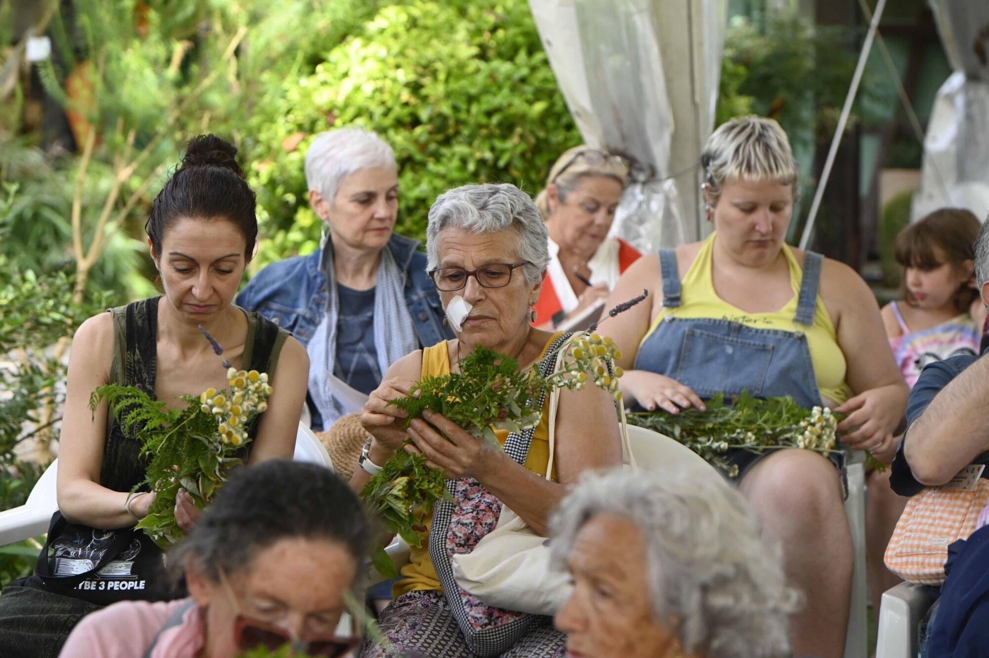 Taller para elaborar ramos de San Xoán en la Fundación Sales de Vigo