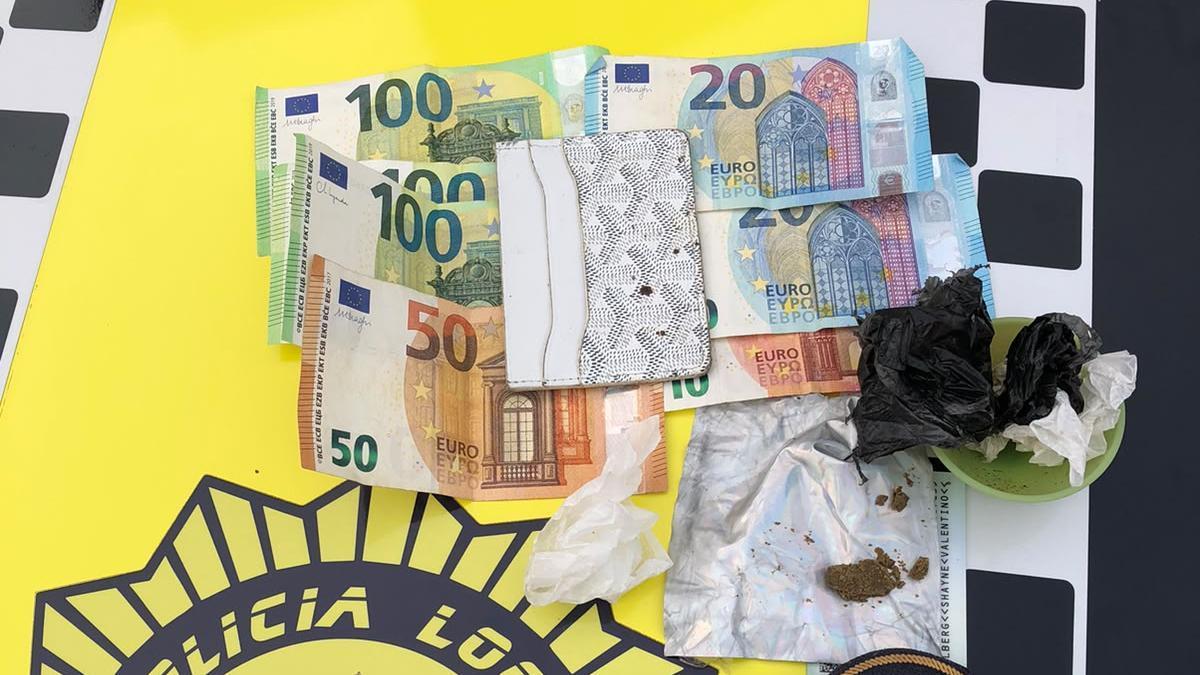 Droga y dinero en efectivo incautado.