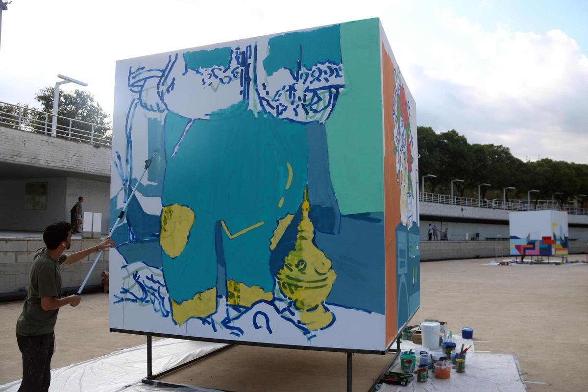 Los artistas muralistas que participan del proyecto de arte urbano 'Paisajes cúbicos' en el parque de la Trinitat por la Mercè 2024