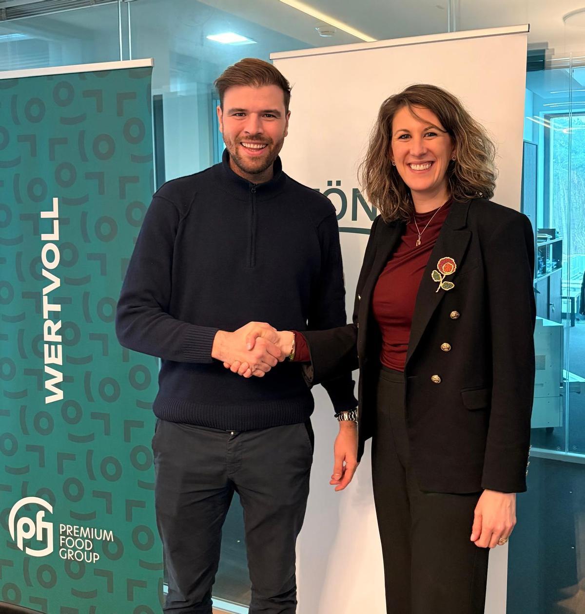 Maximilian Tönnies (PFG) y Sabine Schara, tras formalizar el acuerdo