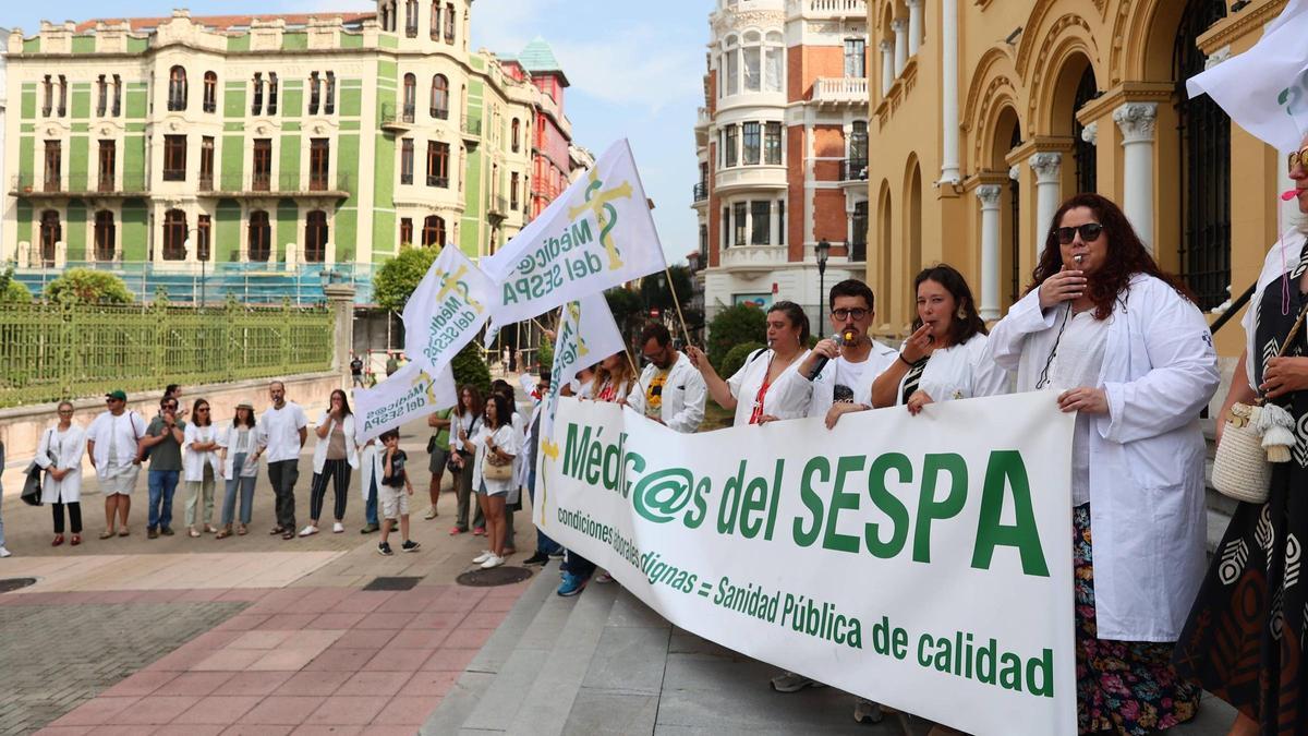 Protesta de médicos, delante de Presidencia del Principado, el pasado 18 de junio.
