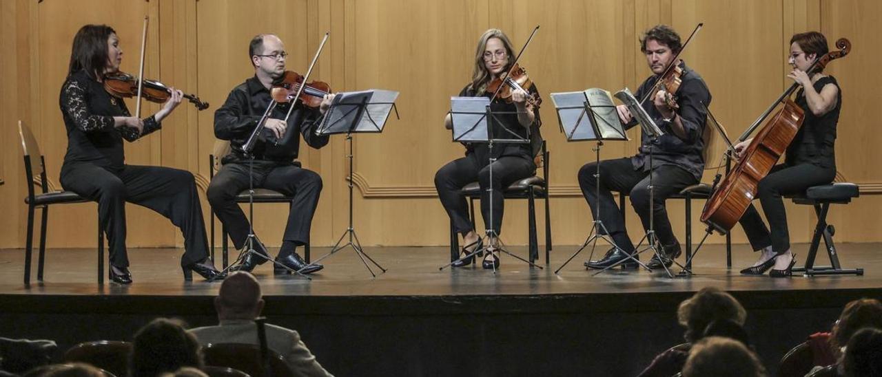 El “Ensemble 4.70”, durante su concierto de ayer en el Filarmónica. | Irma Collín