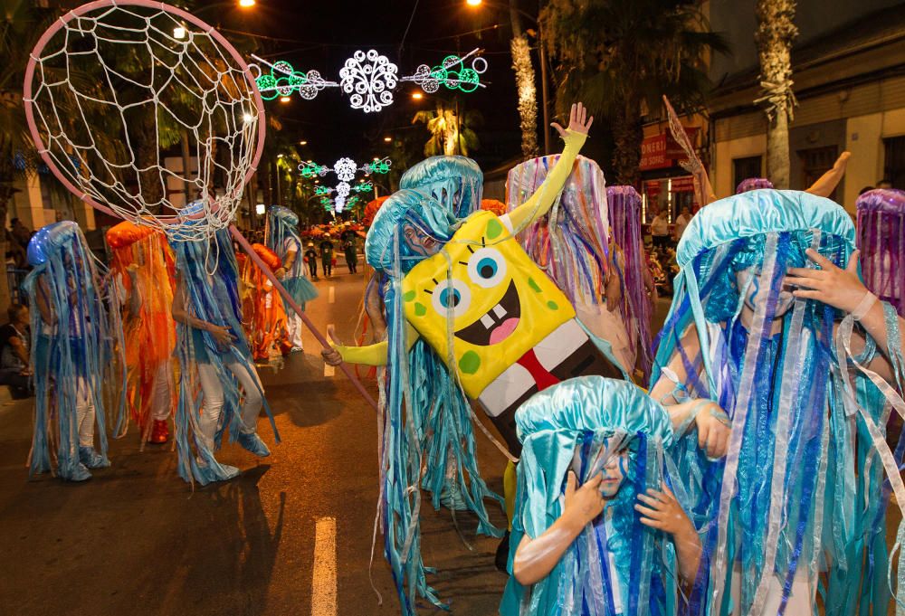 Diferentes momentos del Desfile del Ninot en San Vicente del Raspeig, que reunió a cientos de personas.