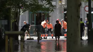 Los vecinos de la plaza San Miguel achican agua tras el reventón de la tubería: "Esto parecía Venecia"