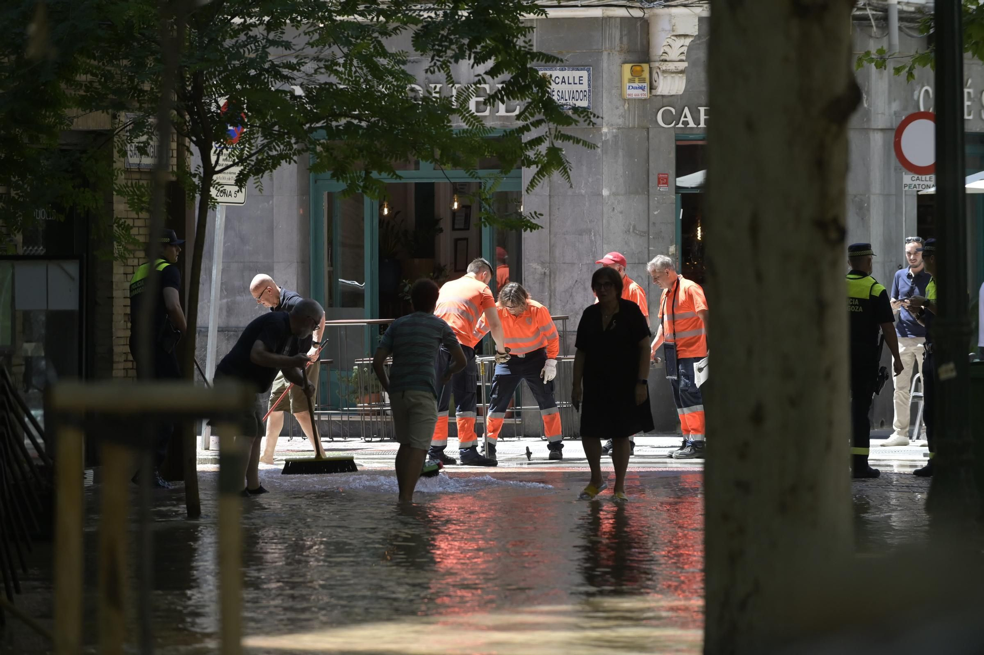 En imágenes | Reventón en la plaza San Miguel de Zaragoza