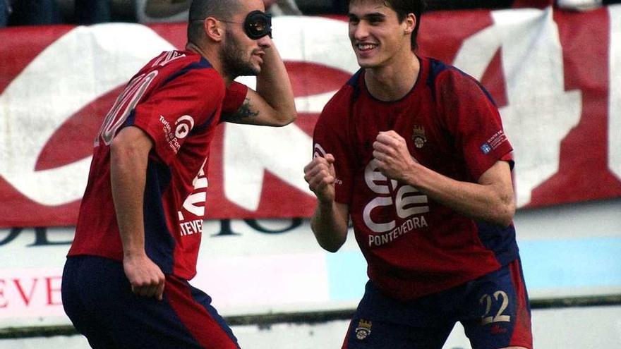 Filipe Machado (d) durante un partido de la temporada 2006/2007 contra el Lanzarote en Pasarón celebra un gol con Yuri. // Rafa Vázquez