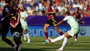 Arianna Caruso anotando el gol de la victoria para Italia