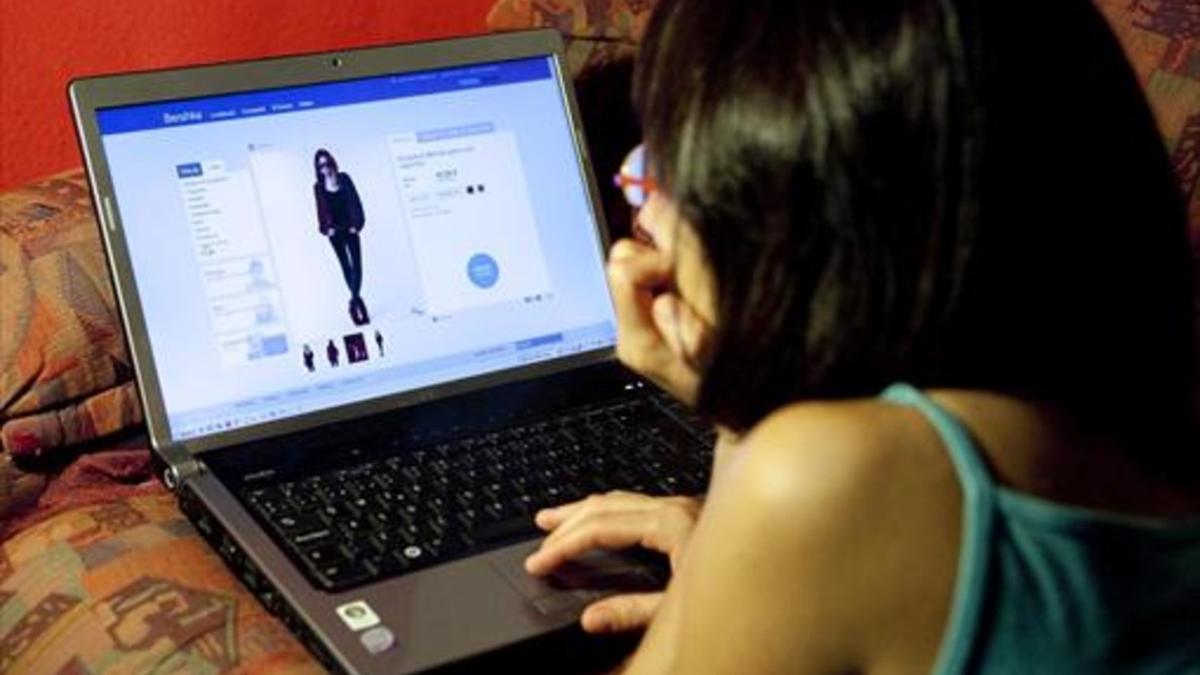 Por internet 8 Una joven consulta una web de venta 'on line'.