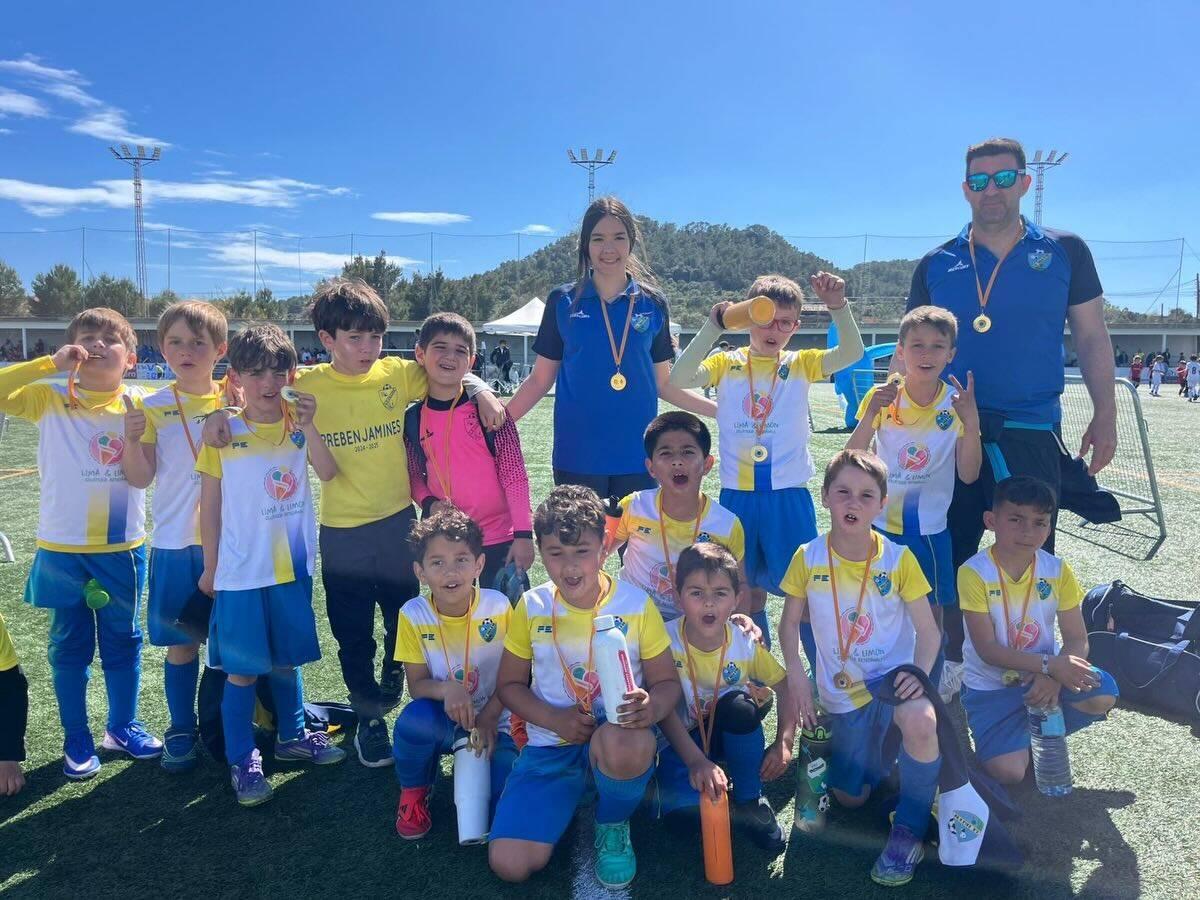 Los prebenjamines del Cala d’Or posan con sus medallas en Felanitx.