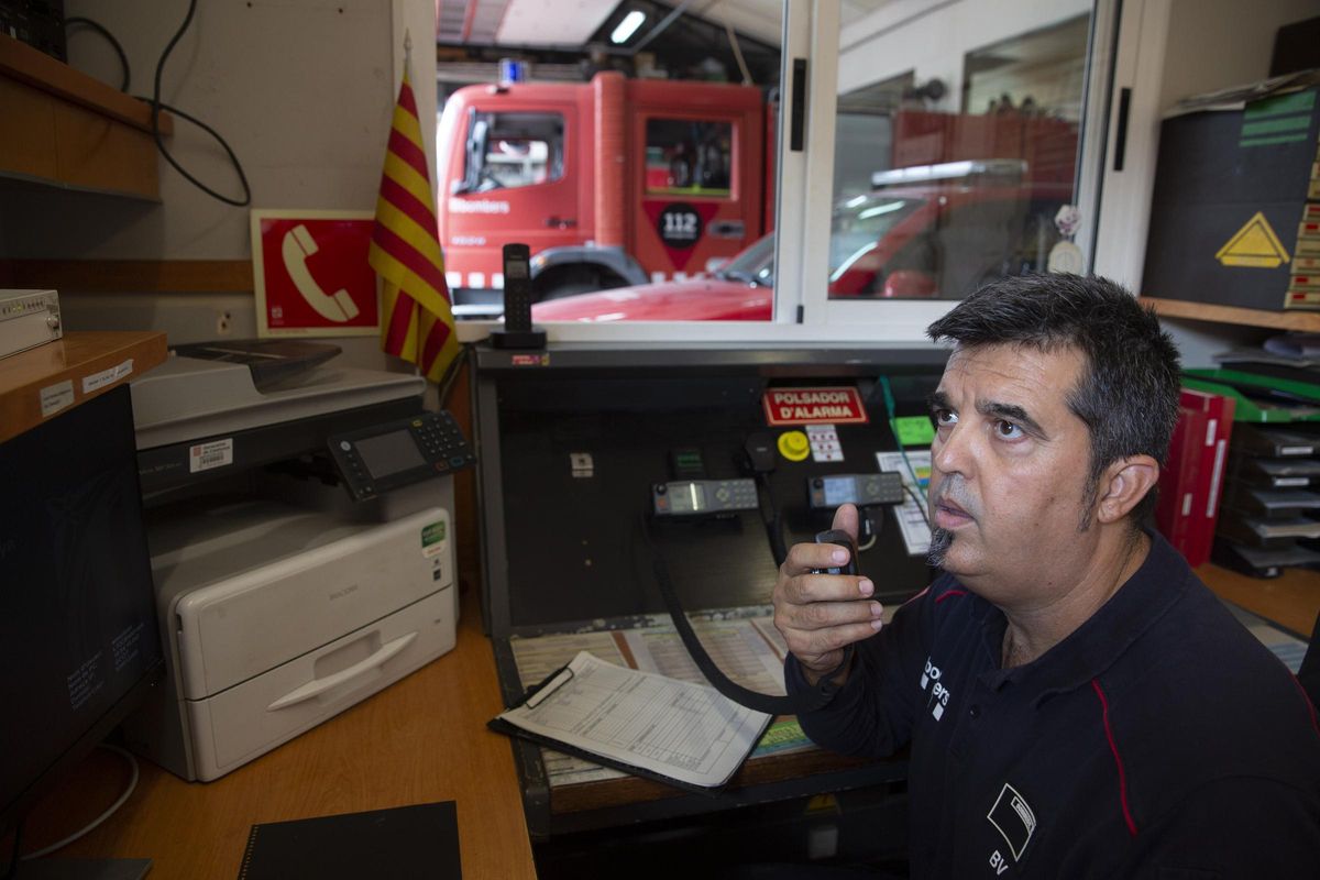 El alcalde de Sant Climent, Isidre Sierra, durante una guardia como bombero voluntario.
