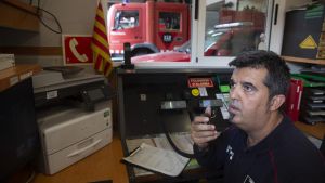 El alcalde de Sant Climent, Isidre Sierra, durante una guardia como bombero voluntario.