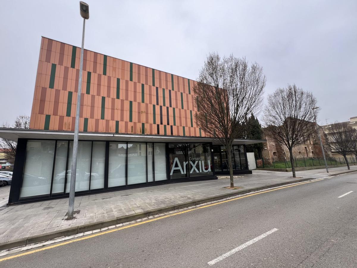 Façana de l’Arxiu Comarcal del Baix Empordà, a la Bisbal d’Empordà, on s’instal·larà un sistema fotovoltaic de 35 kW.