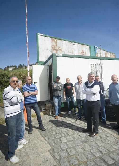 Miembros de UGT se concentran para mostrar su apoya a la denuncia contra General de Dynamics por el cierre de la factoría.