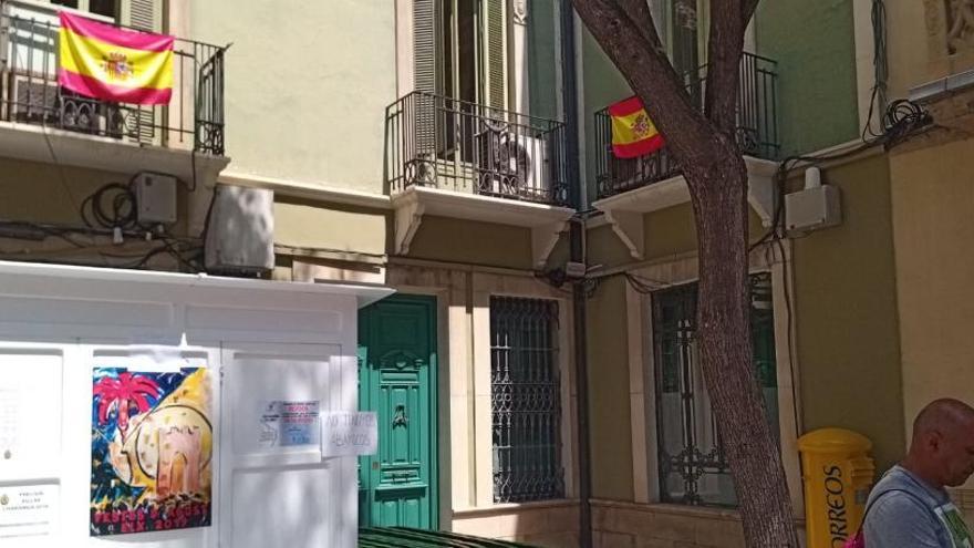 Polémica con la bandera nacional del PP en el Ayuntamiento de Elche