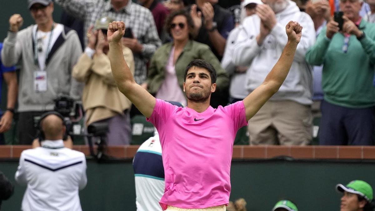 Carlos Alcaraz celebra su victoria en Indian Wells.