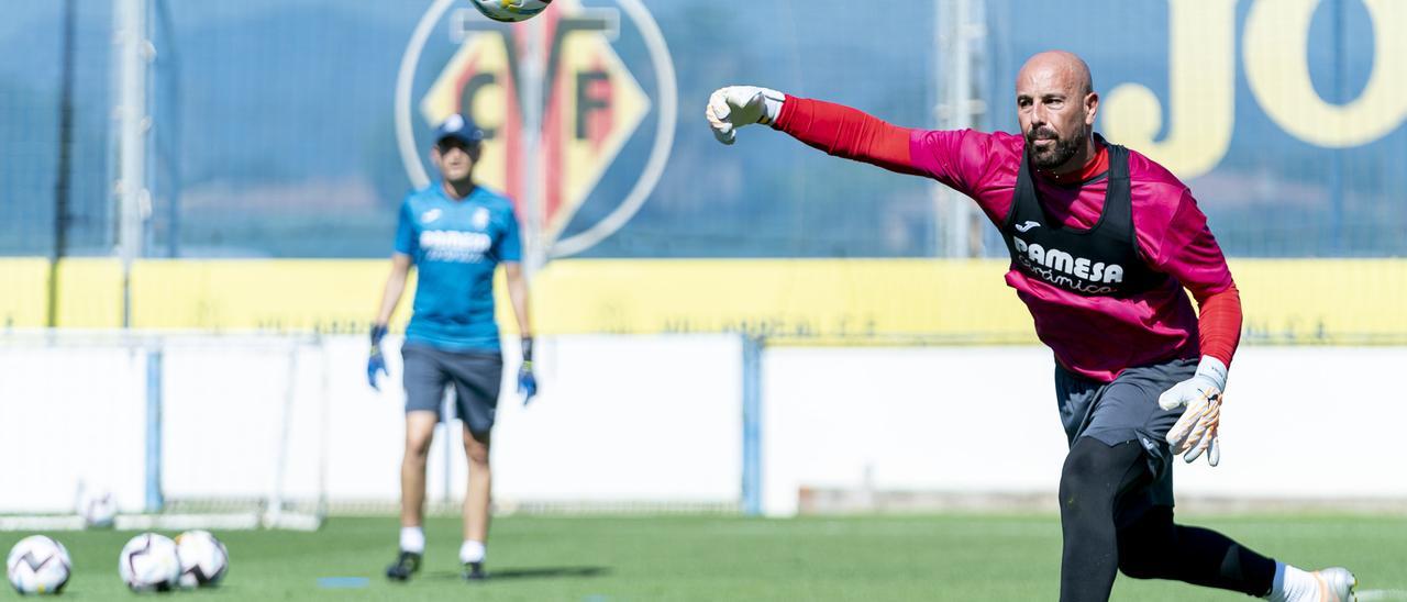 Pepe Reina durante su primer entrenamiento en su regreso al Villarreal CF.