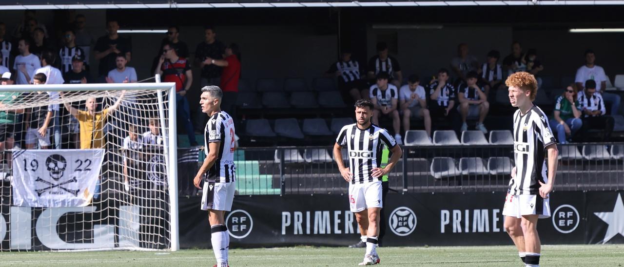 Dani Torres, Kevin Sibille y Jeremy André durante el derbi ante el Villarreal B.