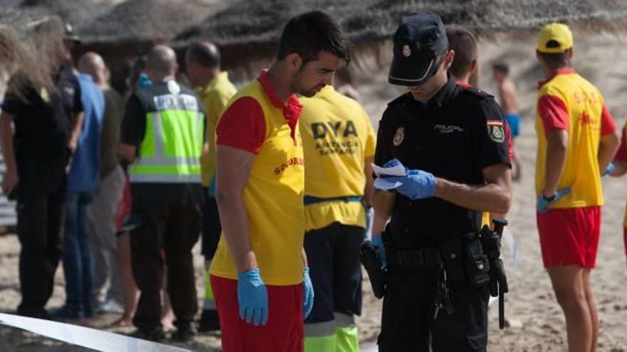 Los socorristas sacaron el cuerpo sin vida del agua al recibir el aviso de los bañistas.