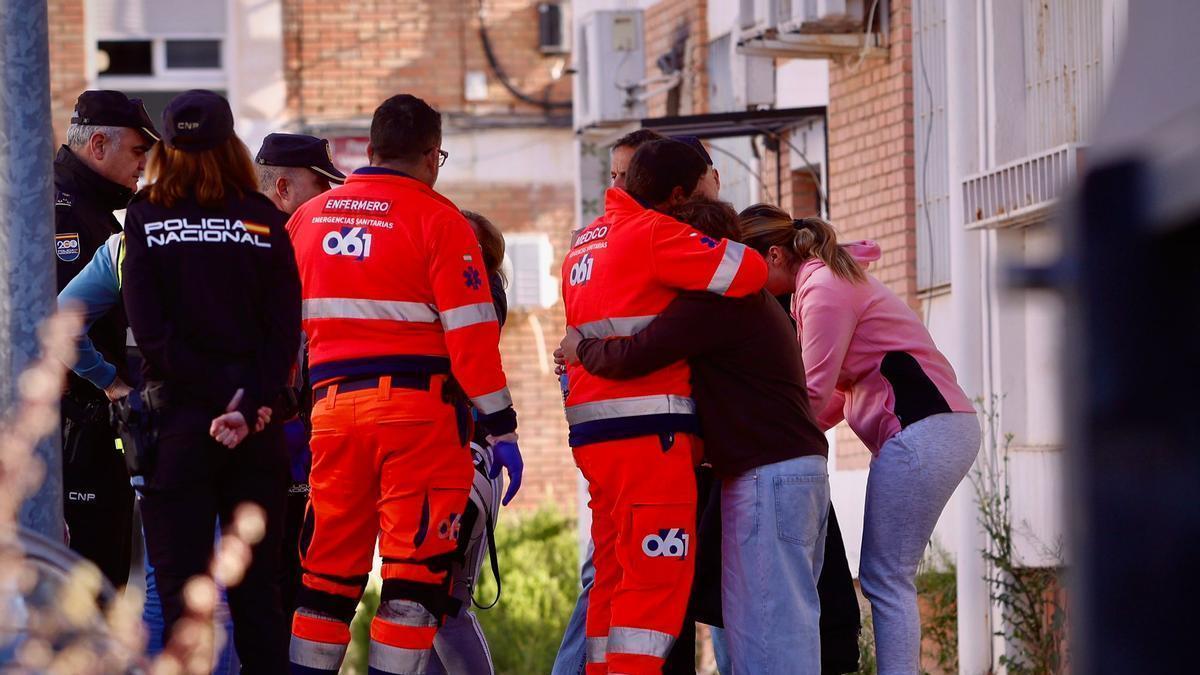 Efectivos del 061 consuelan a allegados de la fallecida este lunes en la Fuensanta.