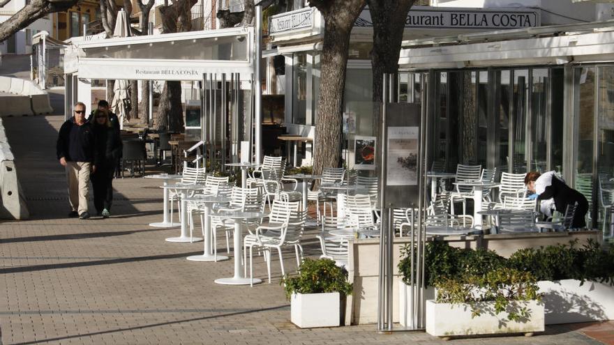 Pla general de la plaça del Promontori de Llafranc amb diversos hotels i terrasses