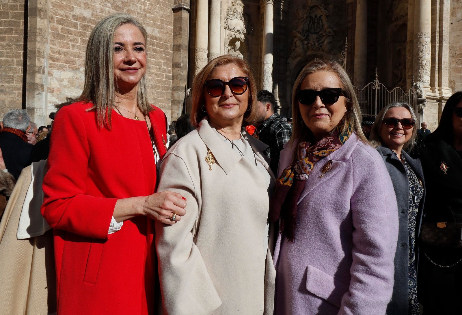 Falleras Mayores de toda una vida ante la Virgen