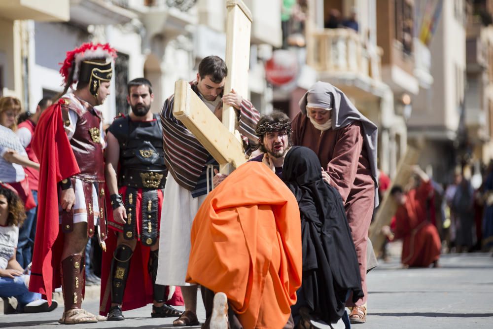 Vecinos y visitantes de Benetússer asisten a la representación del Calvario de Jesucristo.