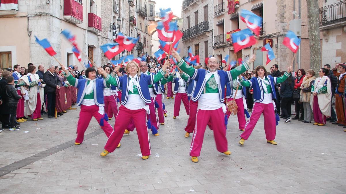 Una de las nueve filaes de las Fiestas de Moros y Cristianos de Bocairent, en uno de los boatos.