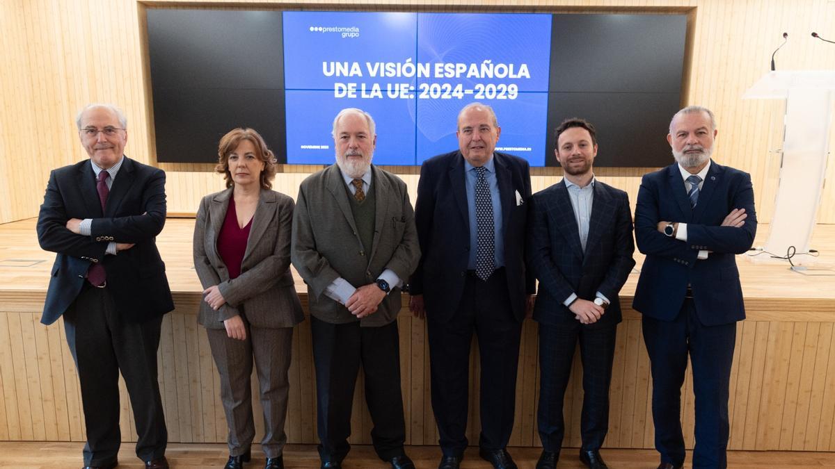 D'esquerra a dreta: Francisco Fonseca, director de l'Instituto de Estudios Europeos de la Universidad de Valladolid; Mª Luisa Humanes, Vicerrectora de Relacions Internacionals de la URJC; Miguel Arias Cañete, ex Comissari de la Comissió Europea; Javier Elorza, embaixador; Yago González CEO de Grup Prestomedia; Jesús González Mateos director d'Aquí Europa i Canal Europa