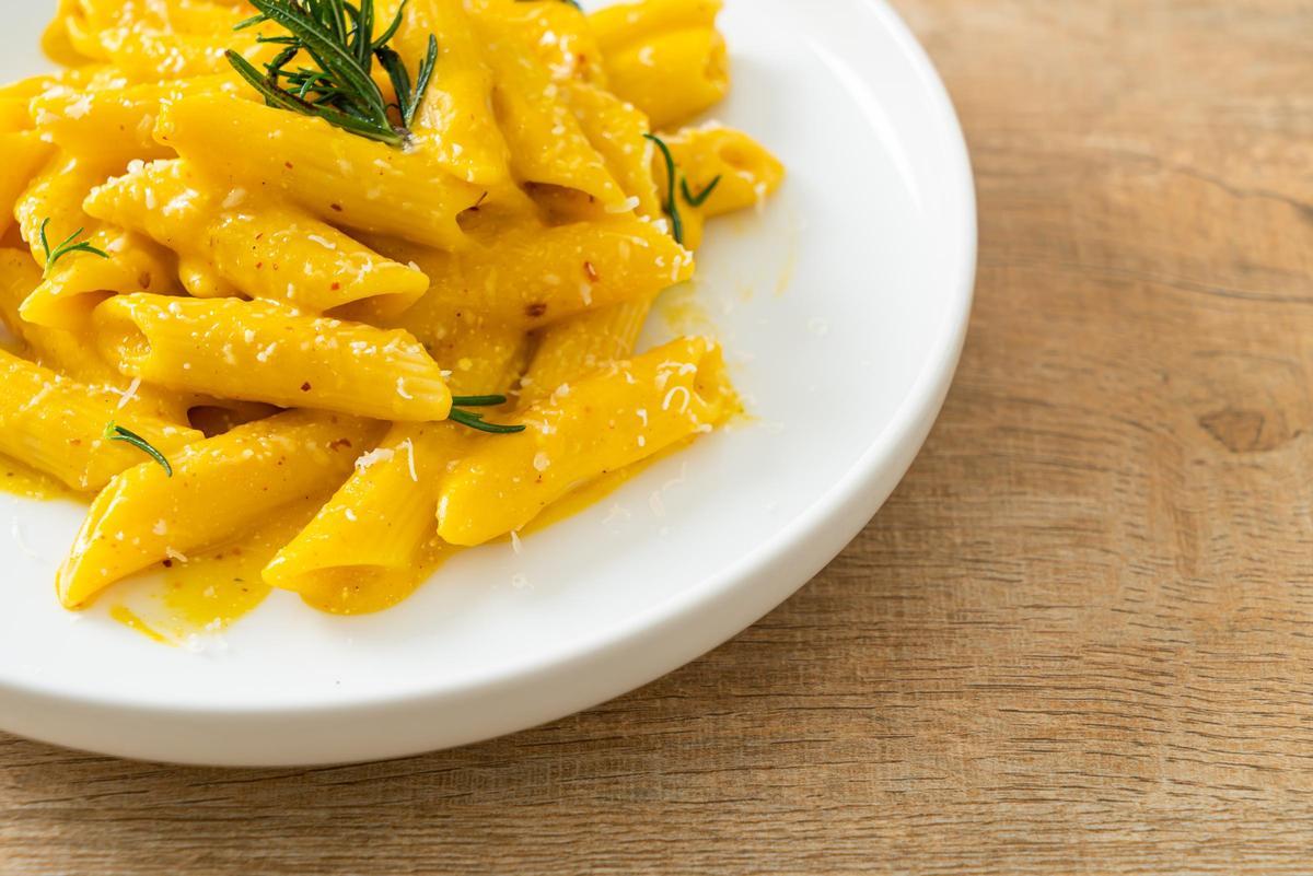 Macarrones con calabaza, queso feta y miel.