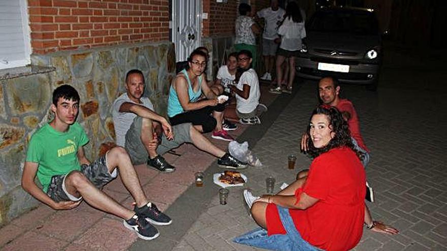 Varios jóvenes de Brime disfrutan de la cena popular en la Plaza Mayor y del desfile de disfraces por las calles del municipio.