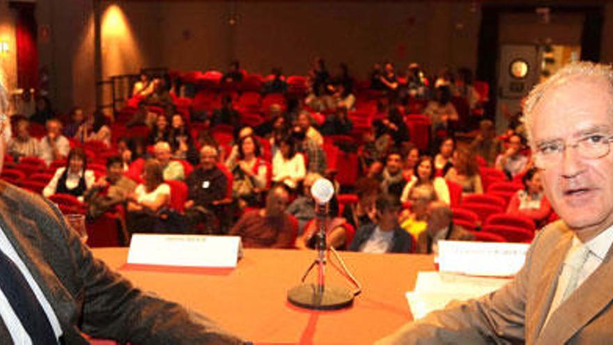 Jaime Siles (izda.) con el doctor en Filosofía Francesc Casadesús, antes de iniciar su conferencia