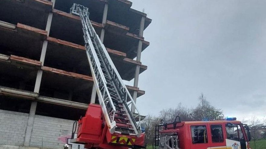 Bomberos, en el edificio abandonado