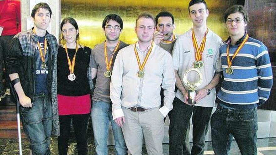 Integrantes del equipo de la Universidad de Oviedo, con Marcos Llaneza segundo por la derecha.