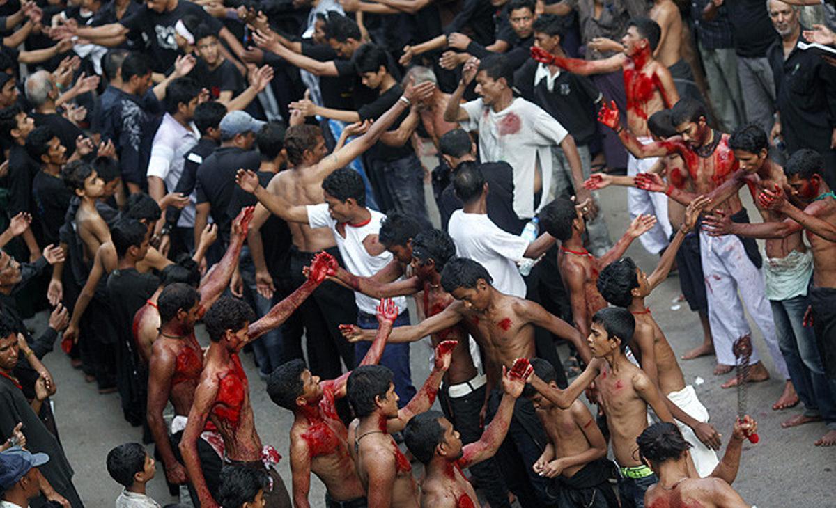 Els musulmans xiïtes es flagel·len durant la processó de Muharram davant d’una mesquita a Rangun (Birmània). El dia de l’Aixura és el més important del calendari xiïta, ja que commemora la mort de l’imam Hussein, nét del profeta Mahoma, en la batalla del segle setè de Karbala.