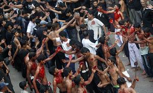 Els musulmans xiïtes es flagel·len durant la processó de Muharram davant d’una mesquita a Rangun (Birmània). El dia de l’Aixura és el més important del calendari xiïta, ja que commemora la mort de l’imam Hussein, nét del profeta Mahoma, en la batalla del segle setè de Karbala.