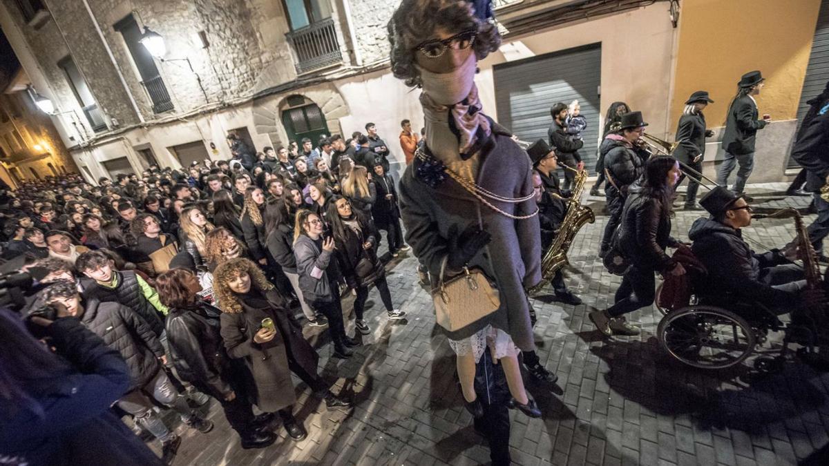 Un dels moments de la rua mortuòria, amb la reina Carnestoltes al capdavant  | OSCAR BAYONA