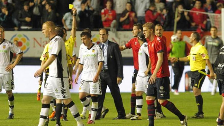 Velasco Carballo muestra cartulina amarilla a Pablo una vez acabado un partido en el que el Valencia no fue superior al limitado Osasuna.