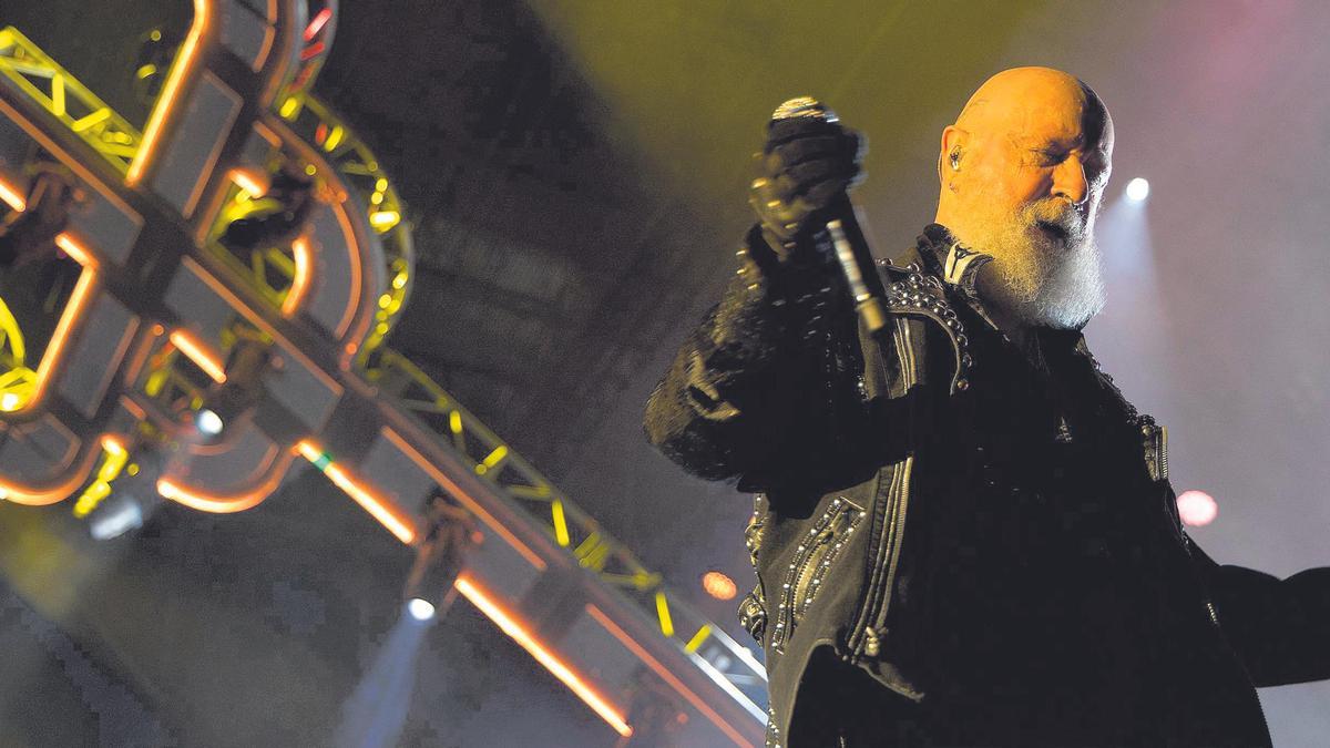 Rob Halford, durante el concierto de Judas Priest, con el logo de la banda británica de fondo
